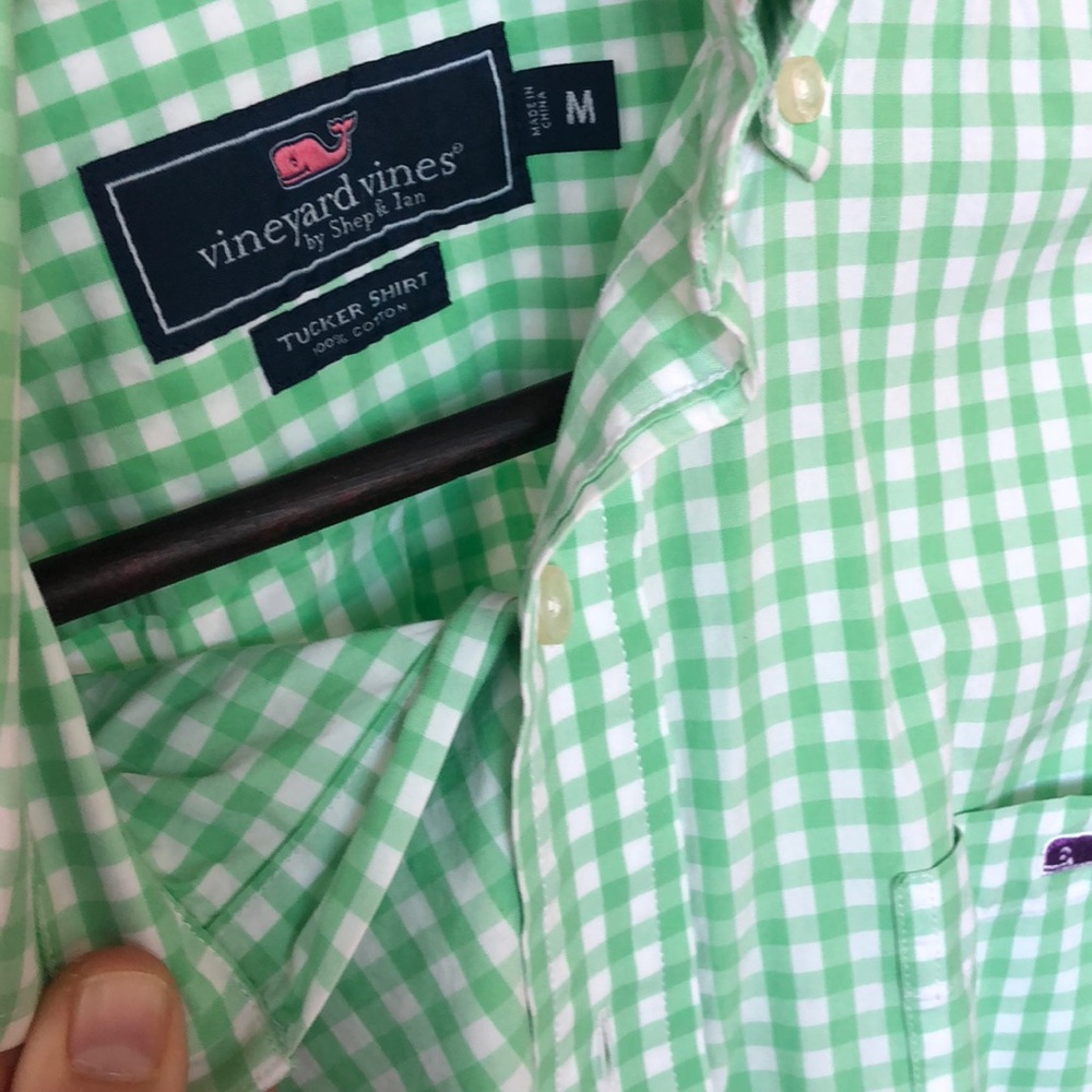 Vineyard Vines button up shirt - Med- Like NEW - Picture 2 of 3